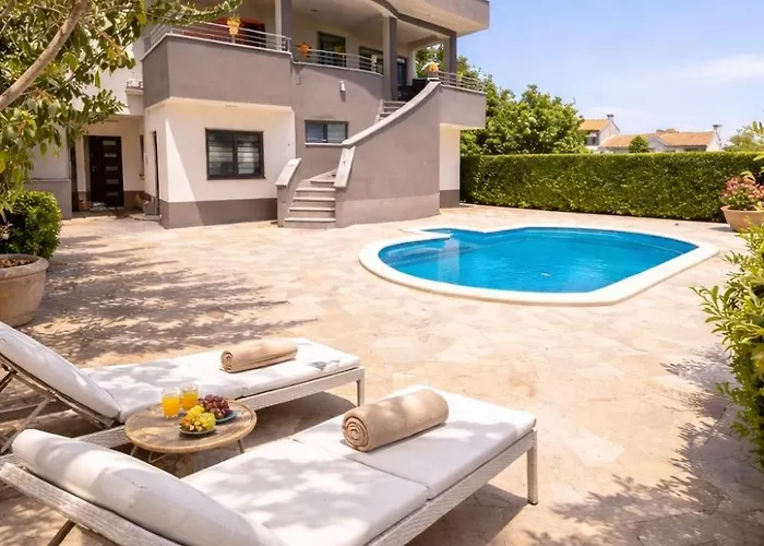 Проживання в сім'ї Paradise Пула